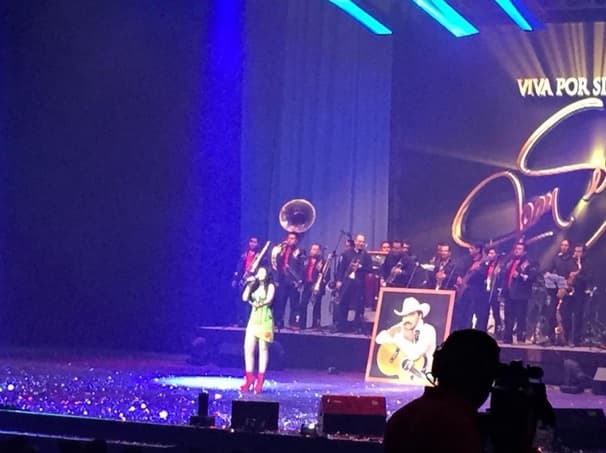 Graciela Beltrán subió al escenario y entonó más de un tema. Para ella, Joan fue un amigo inseparable, quien la apoyó desde su debut como cantante.