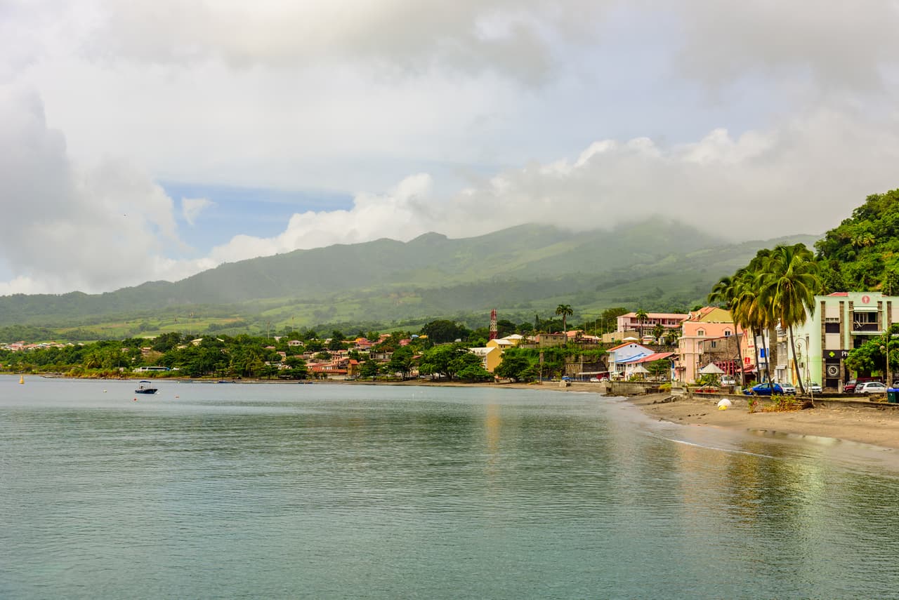 <h3 class="cms-H3-H3">Monte Pelee, isla de Martinica</h3>
<br>
<br>Este volcán estuvo inactivo hasta 1902, cuando su explosión produjo una de las peores erupciones volcánicas de las que se tenga memoria. Todo comenzó con una explosión interna que condujo a la ascensión de gas caliente y escombros volcánicos. En cuestión de minutos, los escombros volcánicos cubrieron toda la ciudad y 
<b>provocaron la muerte de 30,000 residentes</b>. La mayoría de las personas fallecieron por asfixia y quemaduras que les derritieron la piel y los pulmones. La liberación de gas caliente produjo temperaturas extremadamente altas entre 350 y 400 grados centígrados. Las altas temperaturas y las explosiones masivas arrasaron por completo la ciudad junto con numerosas piedras masivas en el camino.
<br>