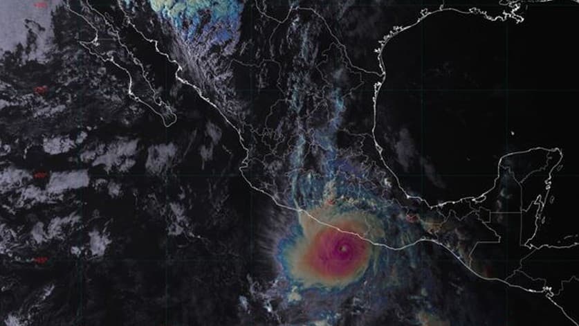 Imagen satelital compartida por la Comisión Nacional del Agua de México la noche del martes 24 de octubre del huracán Otis que avanza en dirección de la costa de Guerrero como categoría 4.