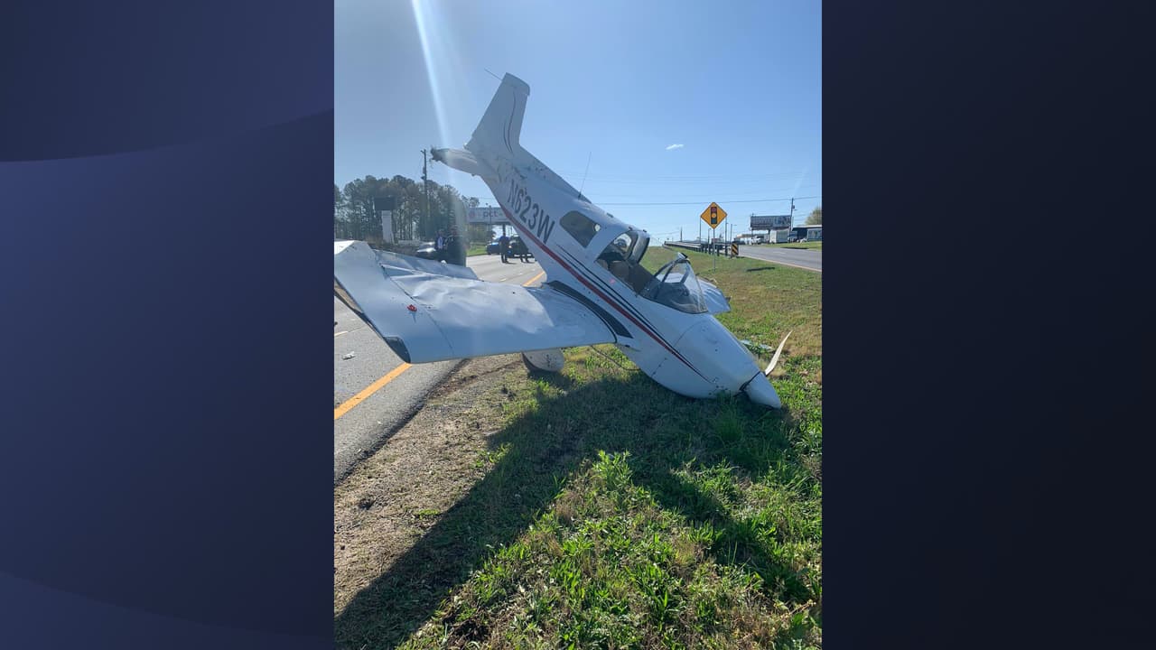 Una avioneta se estrella en Cobb Parkway