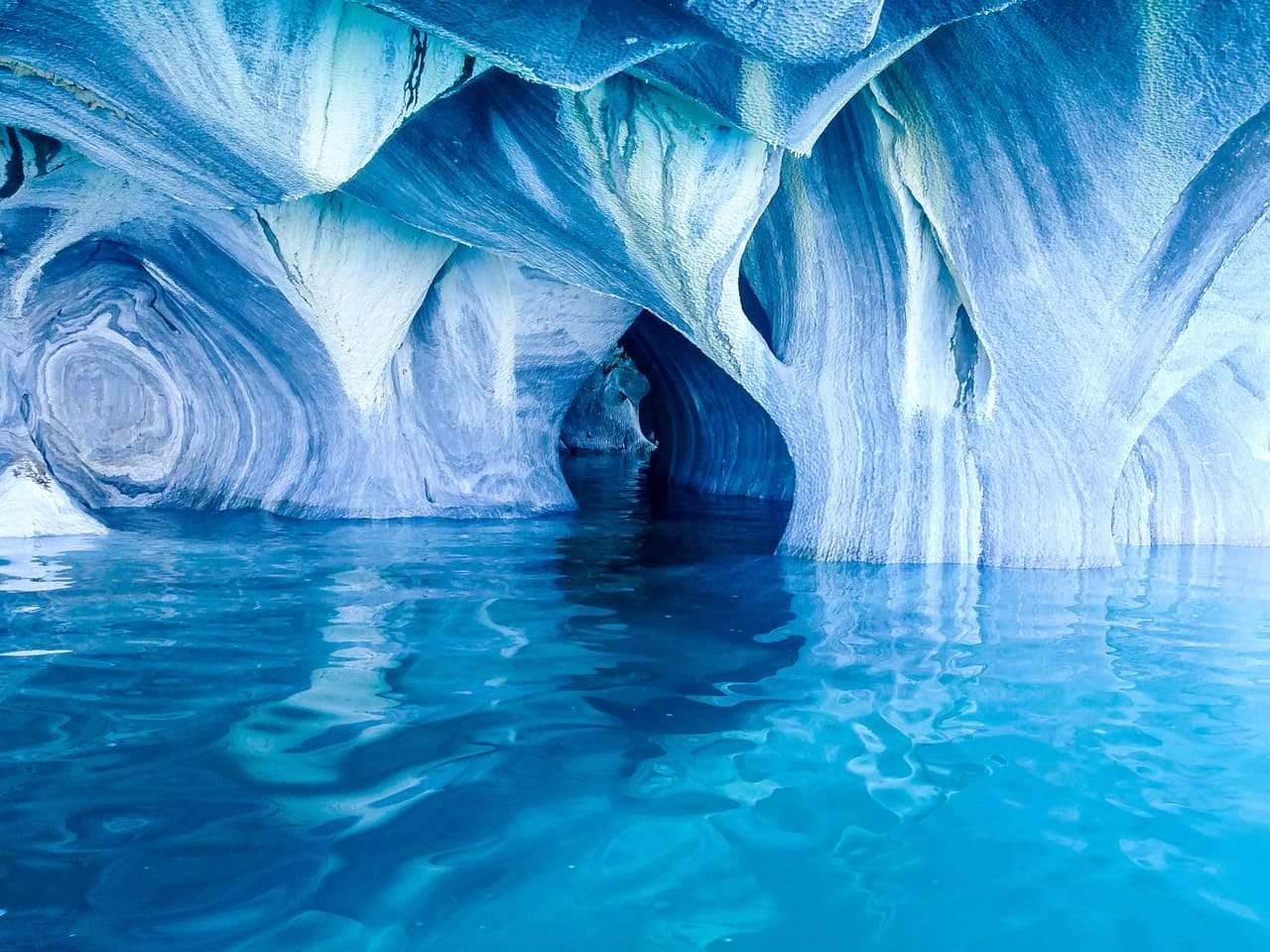 <b>Puesto 9. Cuevas de Mármol, Chile</b>
<br>
<br>Se encuentran en los Andes Patagónicos, bordeando el Lago General Carrera, un glaciar remoto que se extiende por la frontera entre Chile y Argentina.
<br>
<br>“Esta formación geológica única, hecha de mármol sólido, ha sido desgastada por el agua durante más de 6,200 años”, explica el portal de viajes.
<br>