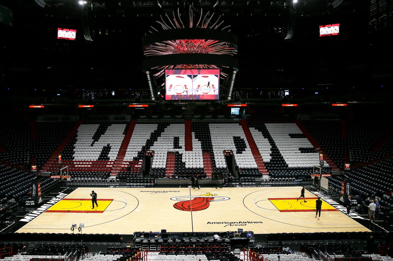 Una vista panorámica de las gradas en donde se leía el nombre de Dwyane Wade.