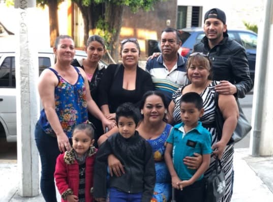 El día de su cumpleaños Marytoña también recibió otra grata sorpresa: la visita de su hermano, a quien tenía años de no ver. Por tal motivo se tomó esta foto de recuerdo.