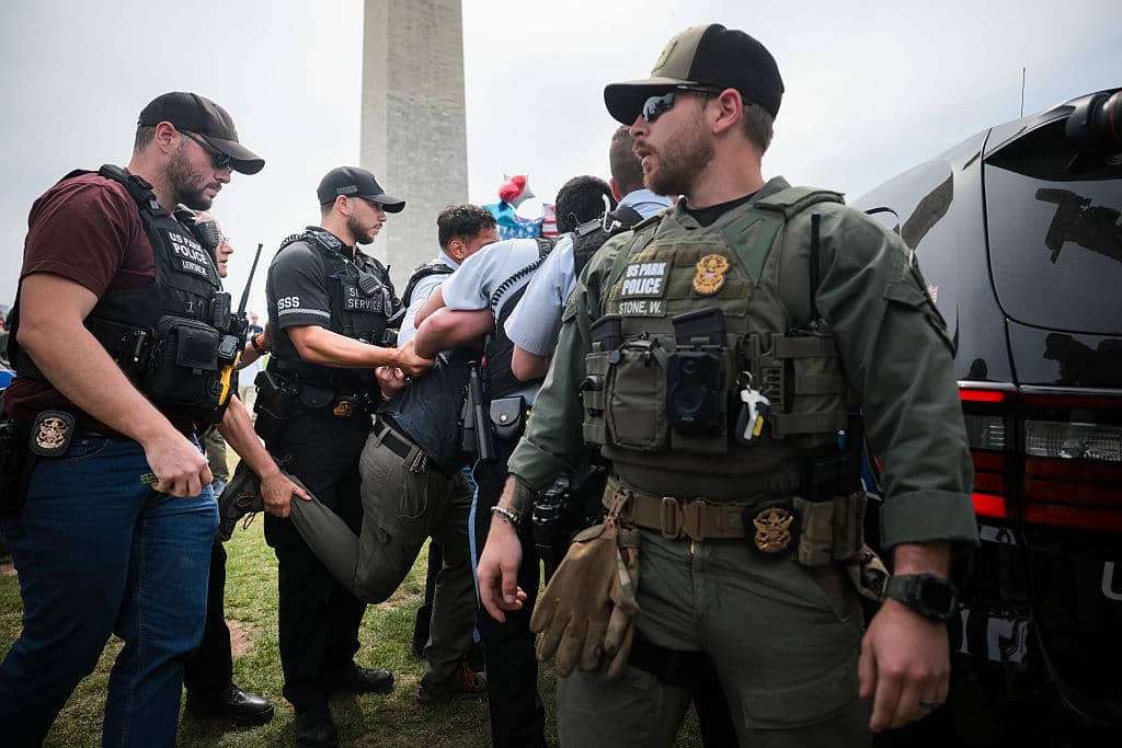 <b>Defensa de los programas de seguridad social</b>: Protestas se enfocan en rechazar los recortes y cierres de oficinas de la Administración del Seguro Social (SSA), advirtiendo sobre los peligros de desmantelar las redes de seguridad social y los programas federales. En las protestas de Washington se registraron detenciones.