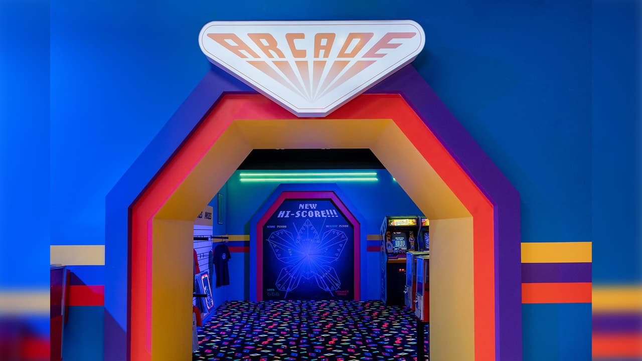 Además de 
<b>visitar los escenarios representativos</b> y de 
<b>poder jugar en el “arcade”,</b> se puede adquirir 
<b>mercancía exclusiva y personalizada</b> para los aficionados de la serie.