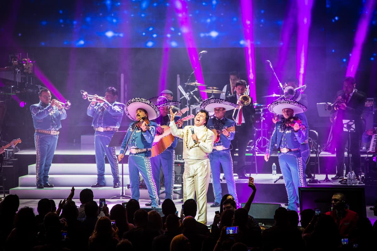 “El Divo de Juárez” Juan Gabriel conquistó Los Ángeles con un rotundo éxito y cantando sus grandes éxitos en el Microsoft Theater donde miles de personas desbordaron con su música e interpretación.