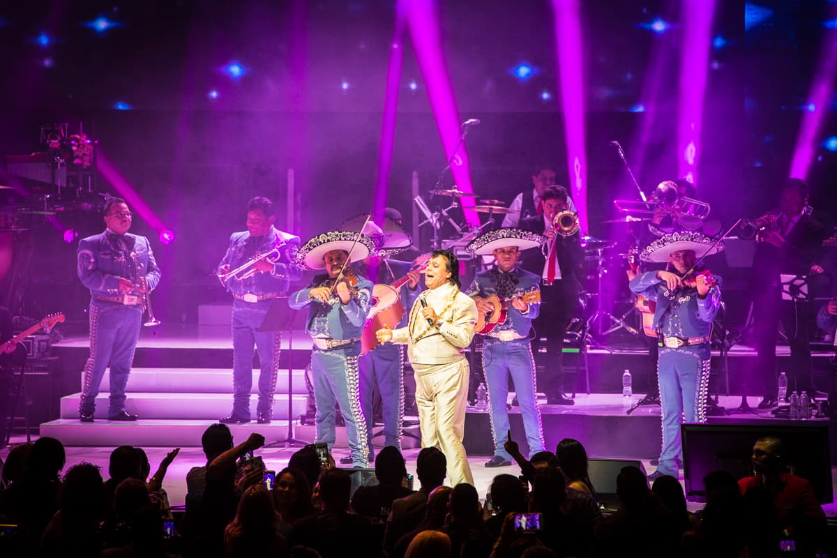 “El Divo de Juárez” Juan Gabriel conquistó Los Ángeles con un rotundo éxito y cantando sus grandes éxitos en el Microsoft Theater donde miles de personas desbordaron con su música e interpretación.