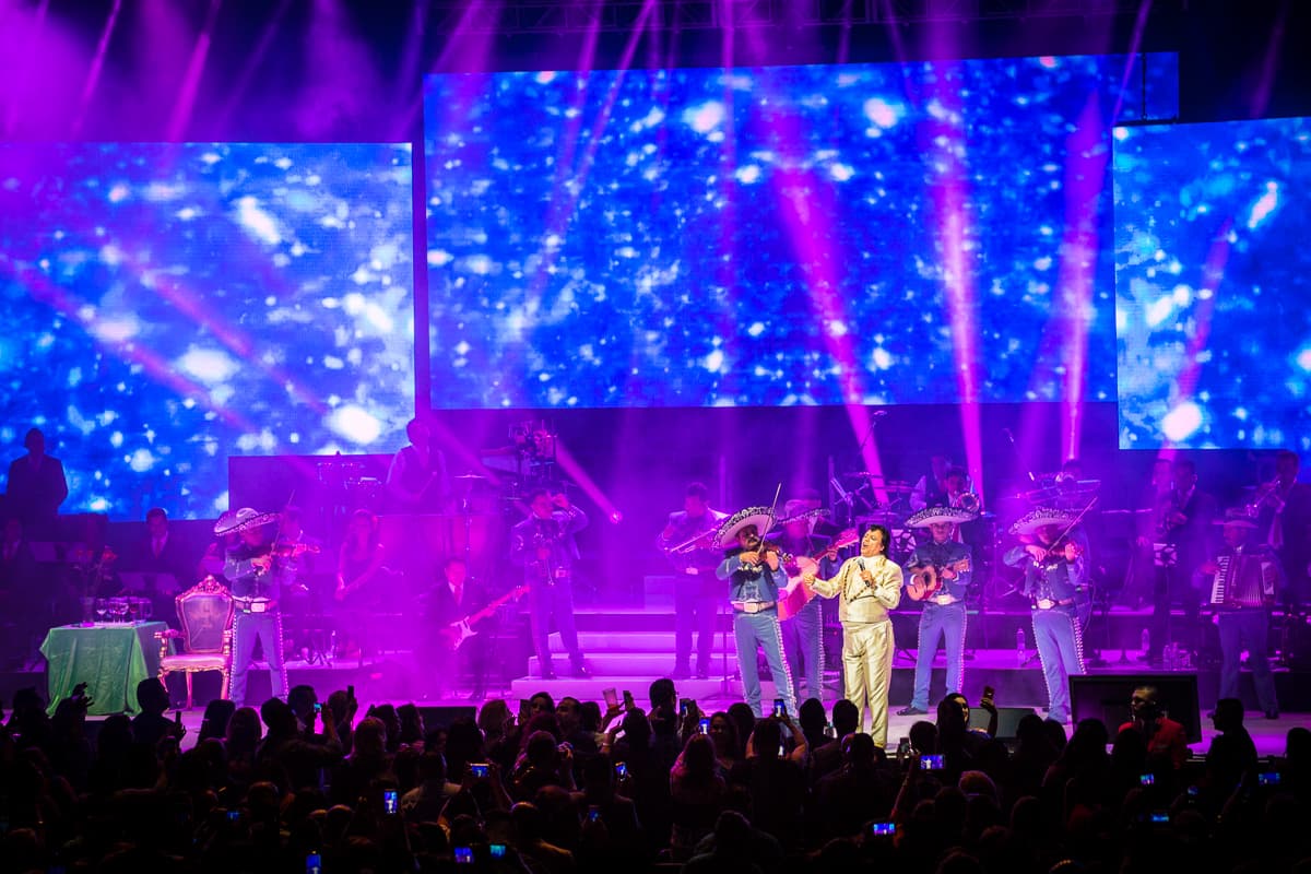 “El Divo de Juárez” Juan Gabriel conquistó Los Ángeles con un rotundo éxito y cantando sus grandes éxitos en el Microsoft Theater donde miles de personas desbordaron con su música e interpretación.