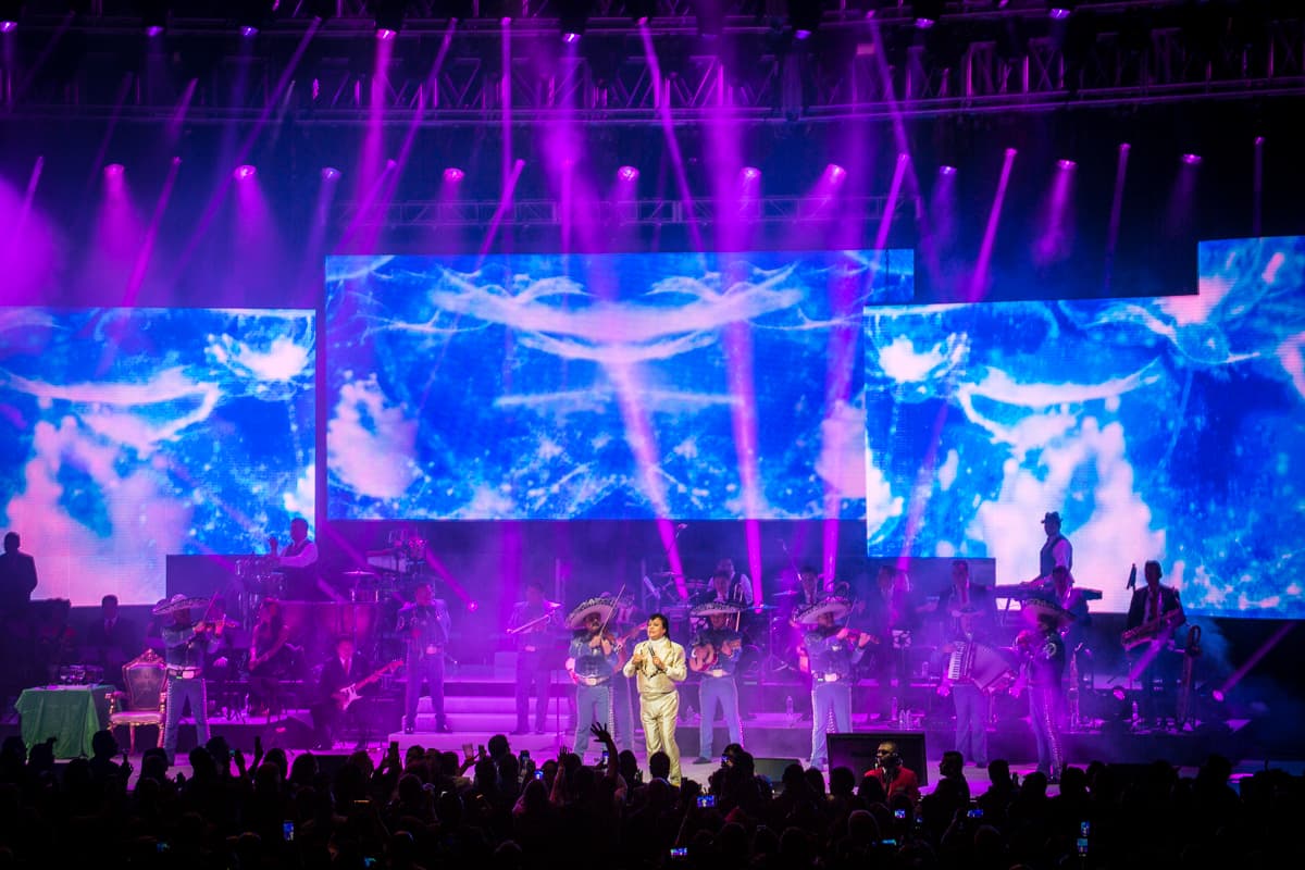 “El Divo de Juárez” Juan Gabriel conquistó Los Ángeles con un rotundo éxito y cantando sus grandes éxitos en el Microsoft Theater donde miles de personas desbordaron con su música e interpretación.