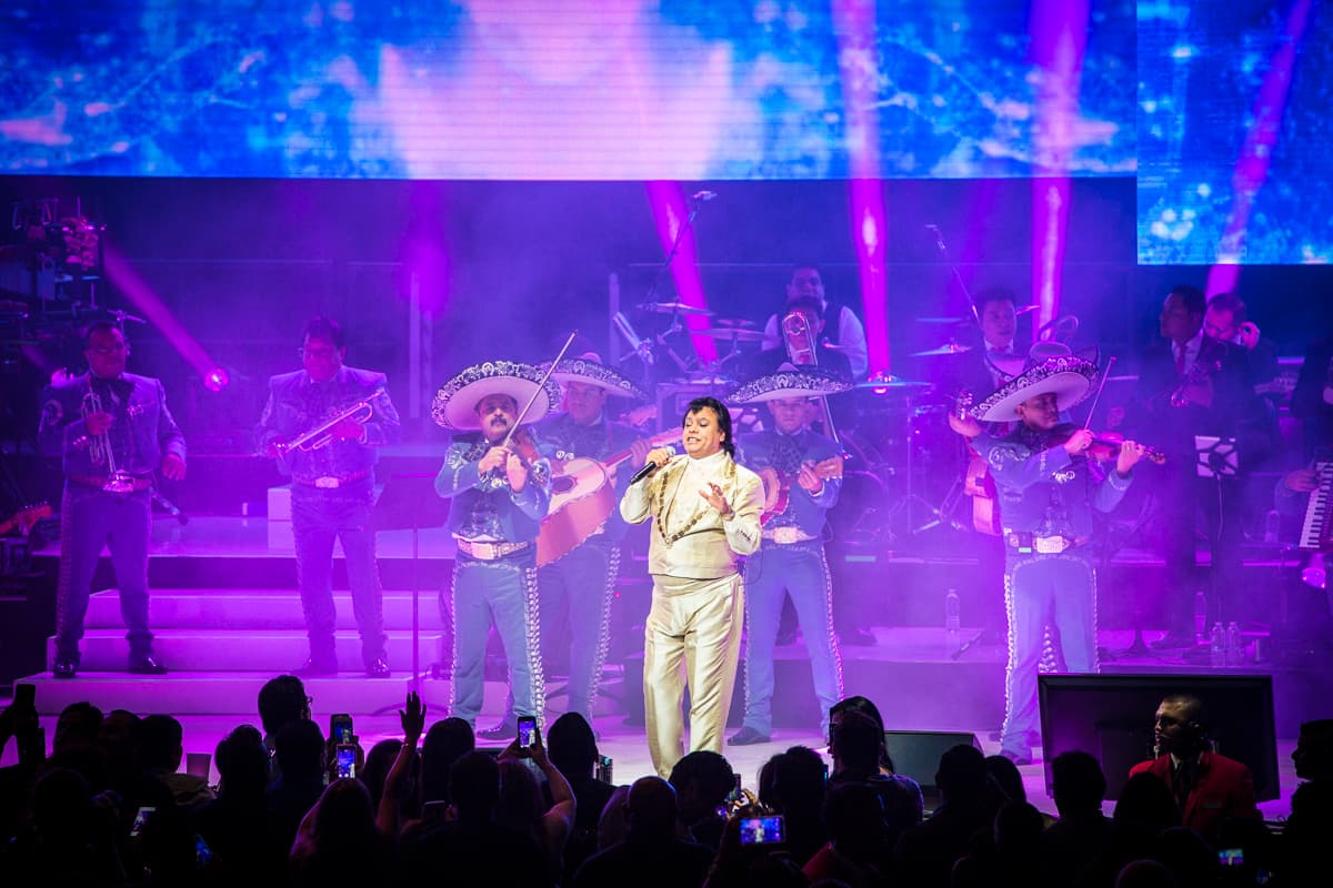 “El Divo de Juárez” Juan Gabriel conquistó Los Ángeles con un rotundo éxito y cantando sus grandes éxitos en el Microsoft Theater donde miles de personas desbordaron con su música e interpretación.