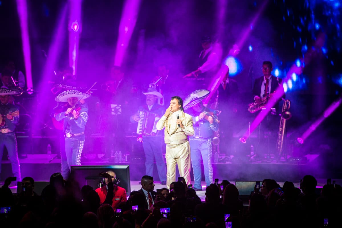 “El Divo de Juárez” Juan Gabriel conquistó Los Ángeles con un rotundo éxito y cantando sus grandes éxitos en el Microsoft Theater donde miles de personas desbordaron con su música e interpretación.
