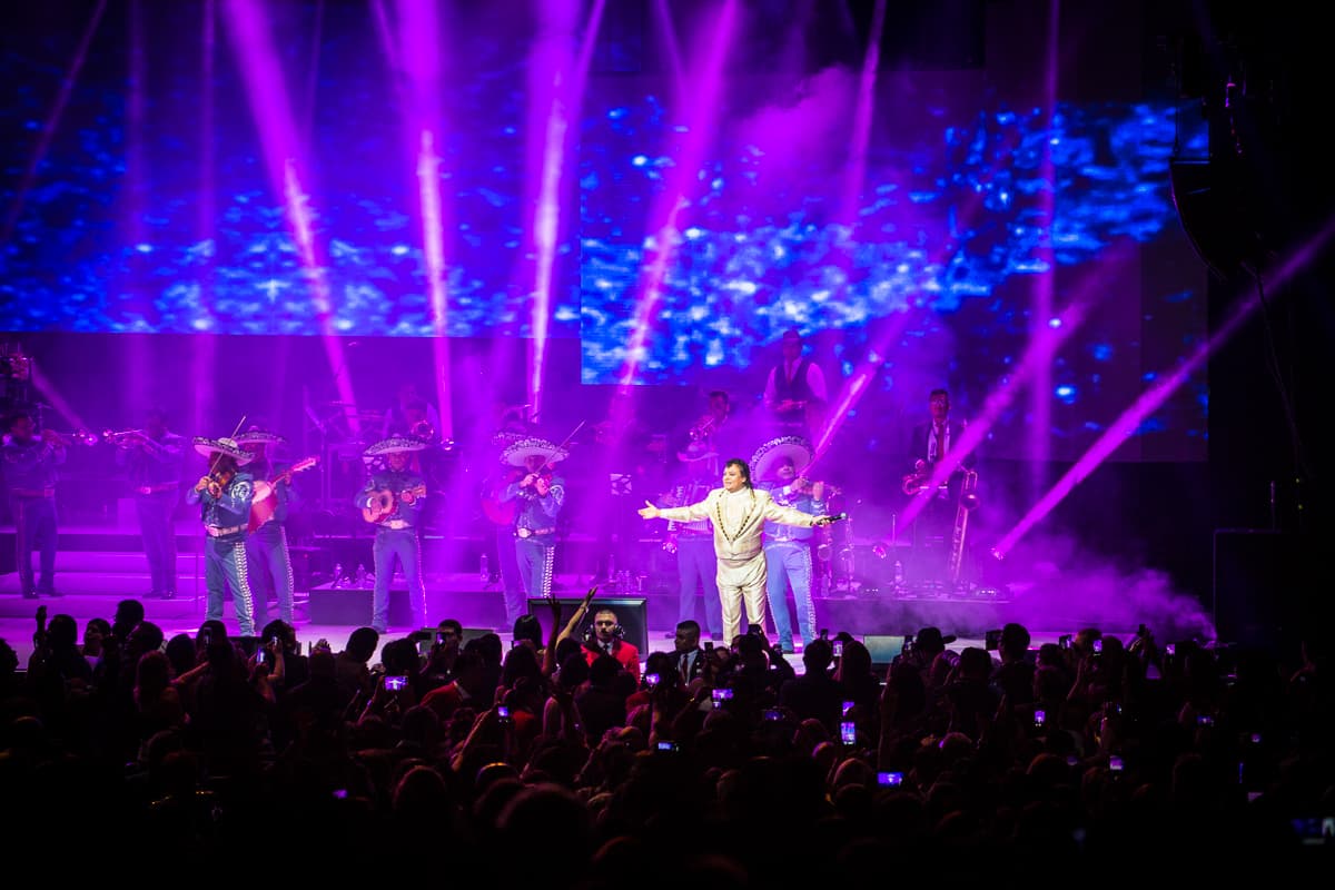 “El Divo de Juárez” Juan Gabriel conquistó Los Ángeles con un rotundo éxito y cantando sus grandes éxitos en el Microsoft Theater donde miles de personas desbordaron con su música e interpretación.