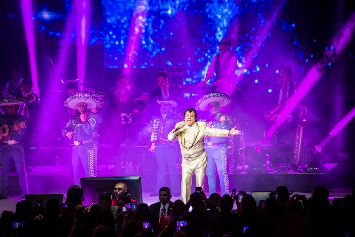 “El Divo de Juárez” Juan Gabriel conquistó Los Ángeles con un rotundo éxito y cantando sus grandes éxitos en el Microsoft Theater donde miles de personas desbordaron con su música e interpretación.
