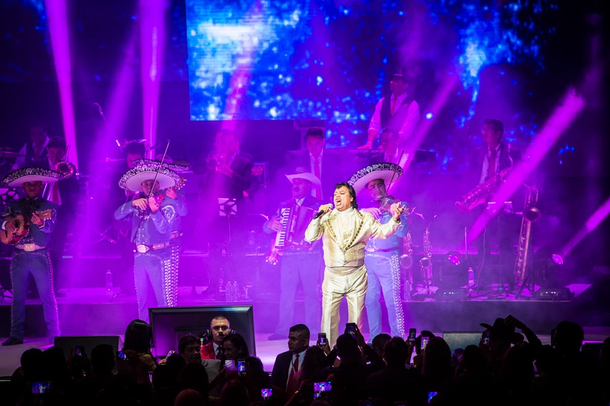 “El Divo de Juárez” Juan Gabriel conquistó Los Ángeles con un rotundo éxito y cantando sus grandes éxitos en el Microsoft Theater donde miles de personas desbordaron con su música e interpretación.