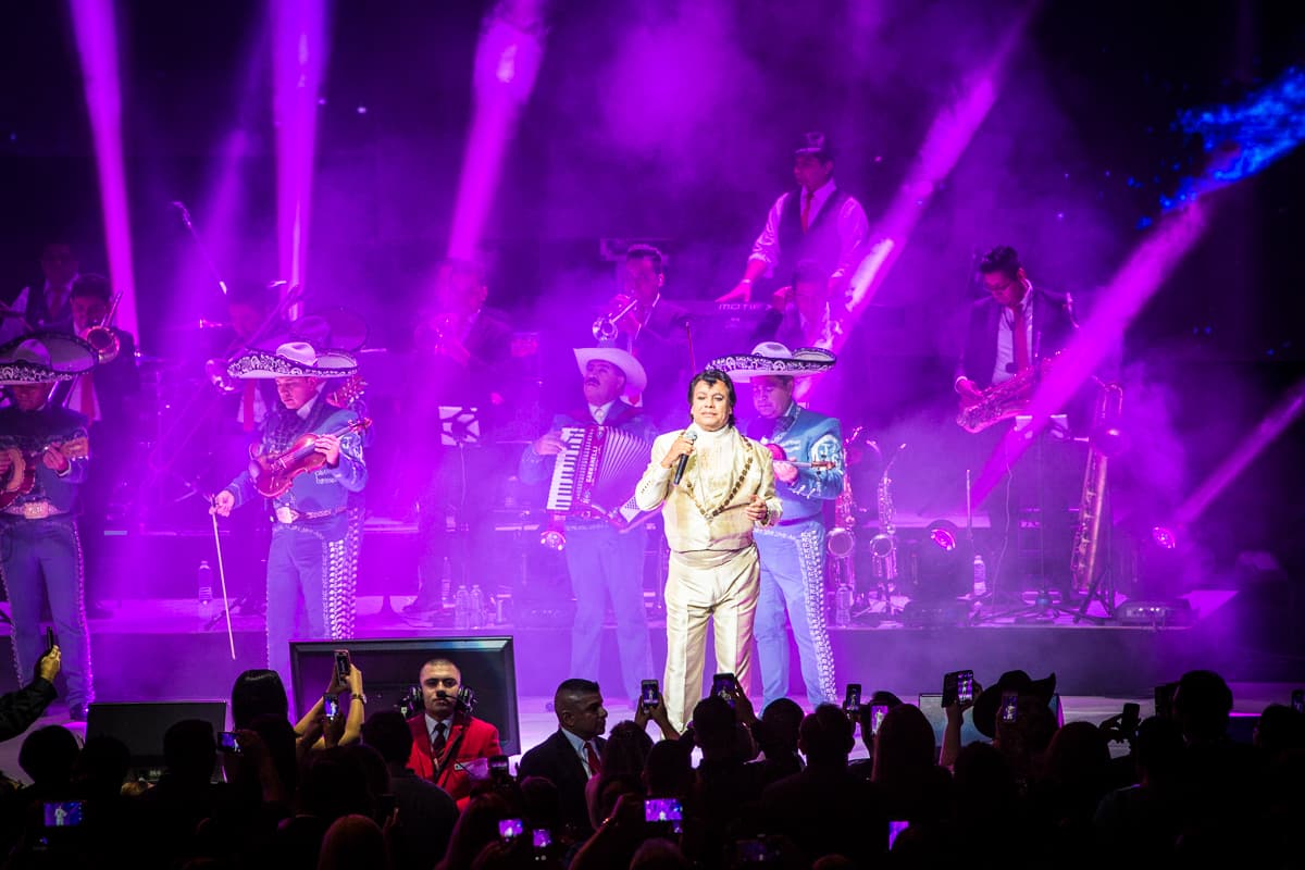 “El Divo de Juárez” Juan Gabriel conquistó Los Ángeles con un rotundo éxito y cantando sus grandes éxitos en el Microsoft Theater donde miles de personas desbordaron con su música e interpretación.