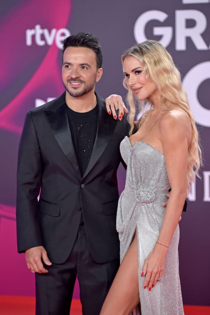 Luis Fonsi y Águeda López se dejaron ver muy cariñosos surante su llegada al recinto.