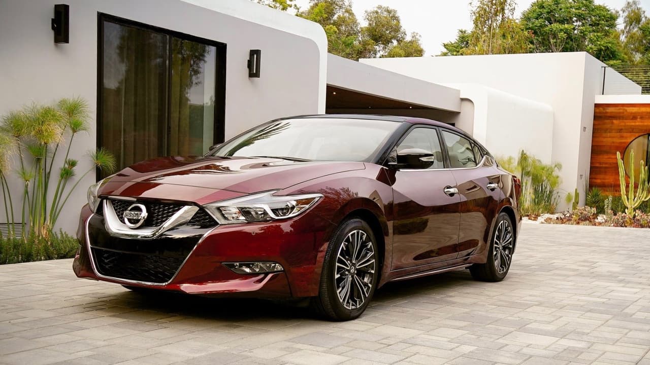 <h3 class="cms-h3-H3">14. Nissan (51 puntos)</h3>
<br>Nissan tiene la notable distinción de tener un modelo nuevo con confiabilidad mejor que la del promedio: el 
<b>Nissan Leaf </b>eléctrico. El sedán grande 
<b>Máxima</b> también tuvo un confiabilidad superior a la del promedio mientras que la nueva pickup 
<b>Titan</b> y el hatchback subcompacto 
<b>Versa Note</b> estuvo por debajo del promedio. Honda cayó tres puestos en relación al estudio conducido el año pasado. 
<br>Modelo más confiable:
<b> Nissan Maxima</b>
<br>Modelo menos confiable: 
<b>Nissan Versa Note</b>