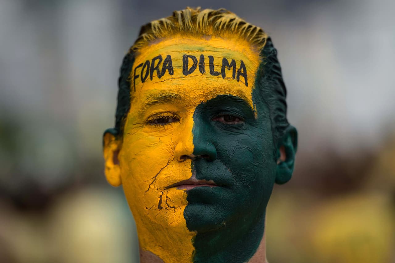 Este manifestante contra la presidenta muestra el rostro pintado.