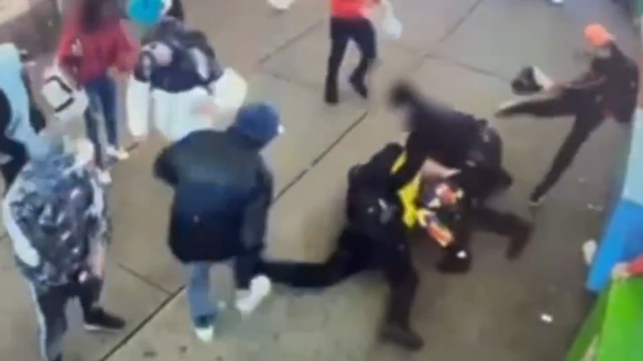 Cinco arrestados por atacar a golpes a dos policías afuera de refugio de inmigrantes en Times Square