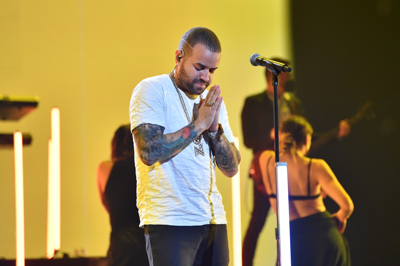 Ambos artistas mostraron una gran concentración en los ensayos de este lunes, donde prepararon un popurrí de las canciones favoritas de sus fans.