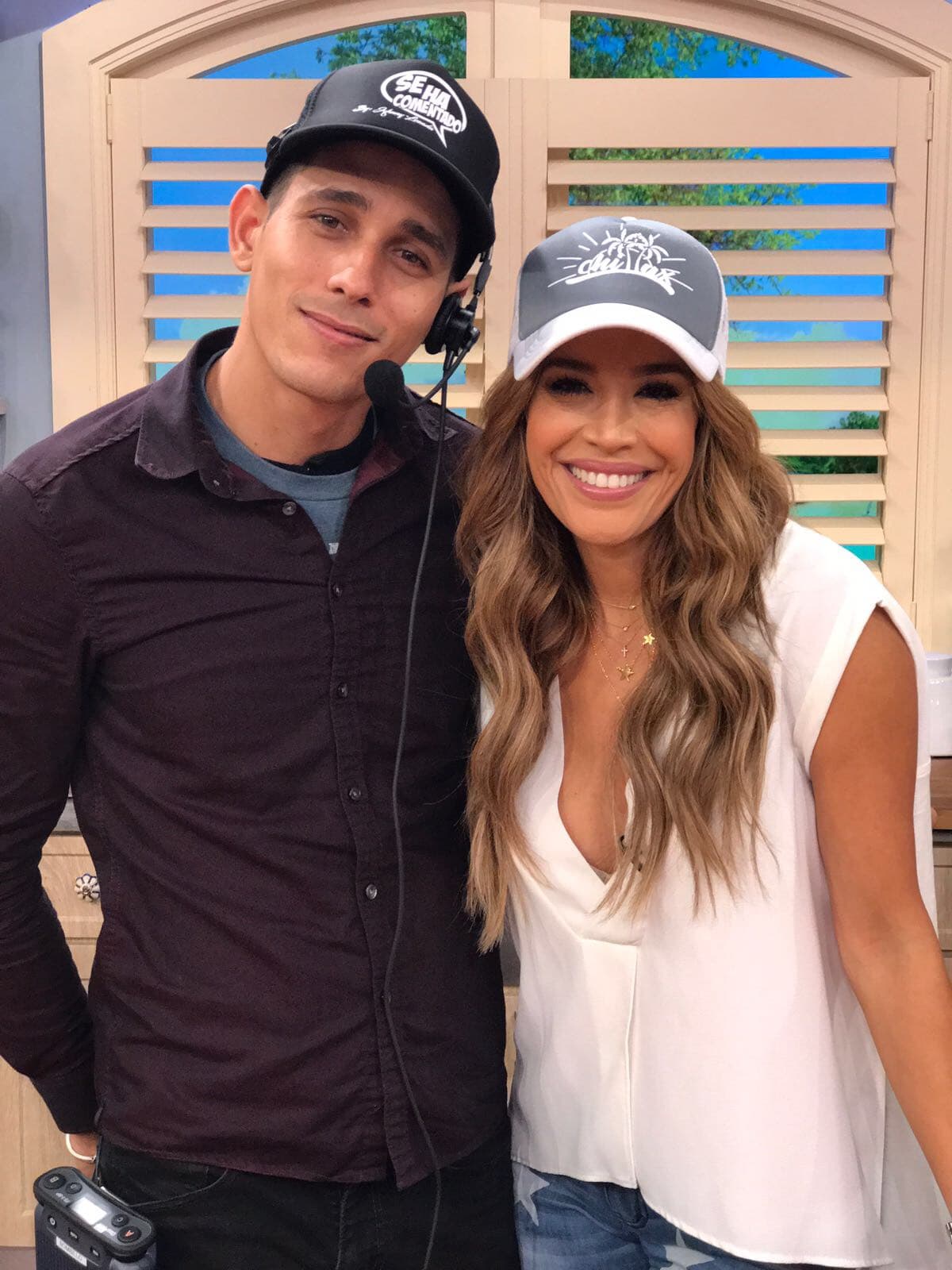 Las fotos en el estudio no paraban, nadie se quedó sin la gorra de Johnny Lozada.