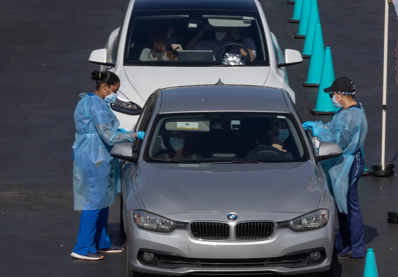 En Florida, el número de casos de hospitalizaciones por covid-19 entre menores es 
<a href="https://www.univision.com/local/miami-wltv/preocupacion-por-la-cantidad-de-ninos-hospitalizados-por-omicron-florida-es-uno-de-los-estados-con-mas-casos-reportados-video" target="_blank">uno de los más altos a nivel nacional. </a>
<br>