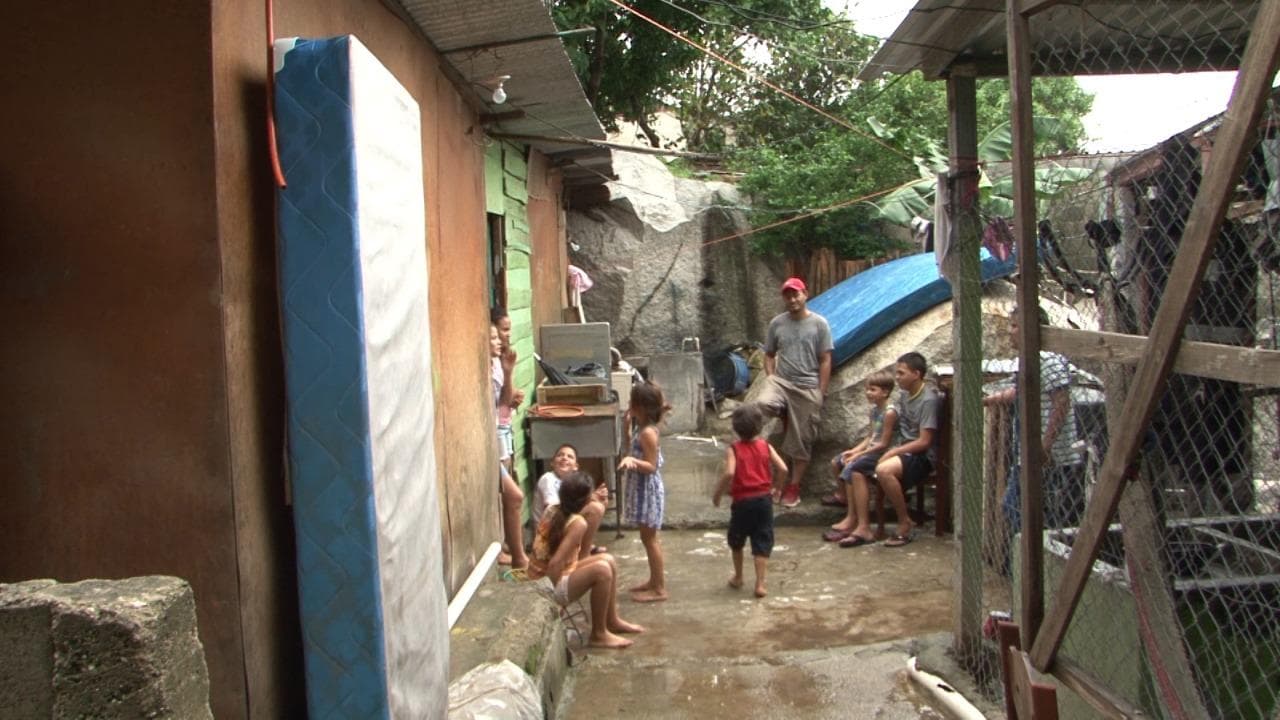 Los niños juegan el el patio de la casa de Wilson Varela.