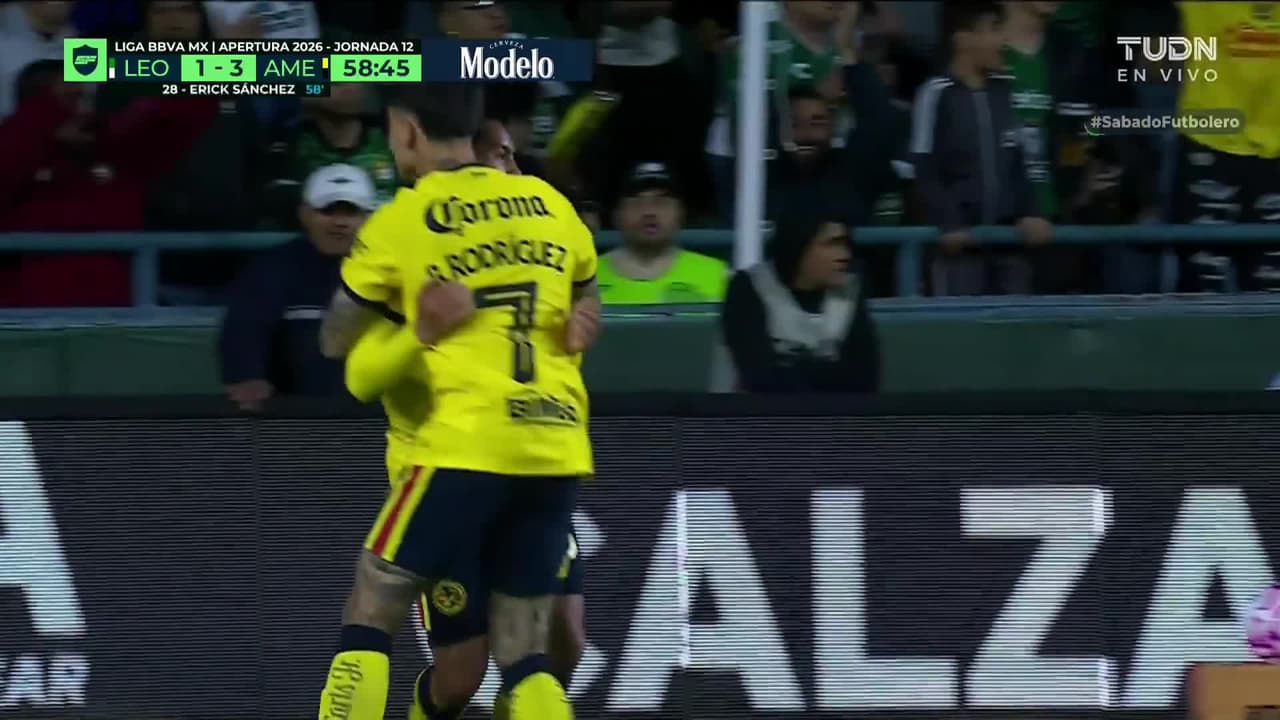 ¡Golazo de las Águilas! Chiquito Sánchez le pega como con la mano y el 1-3 en el marcador