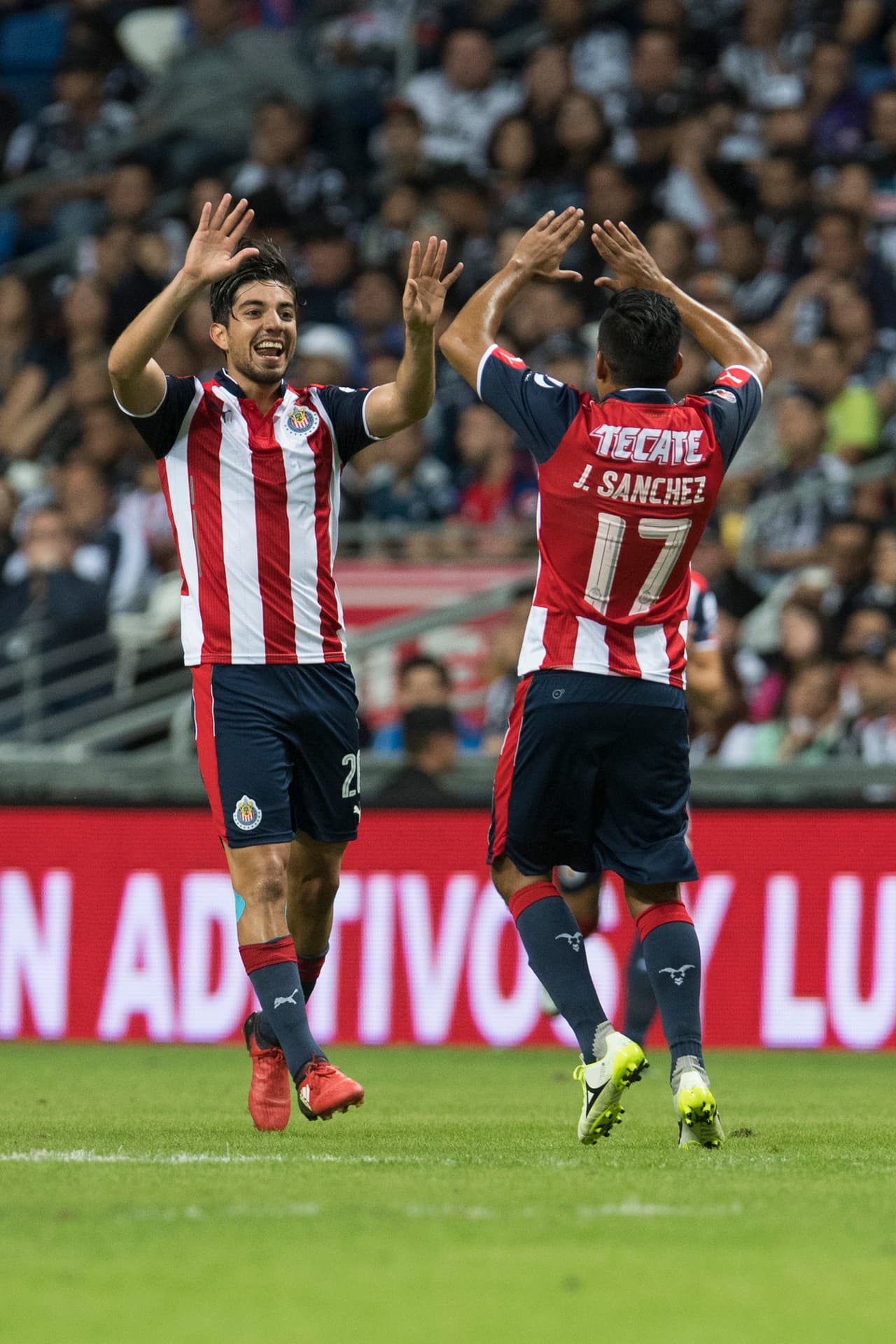 Rodolfo Pizarro ha empezado a cubrir las expectativas que se tienen de él en Chivas. Al habilidoso jugador se le ve confiado y en forma. Anotó el primer tanto de Chivas en su empate a dos con Rayados.