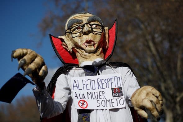 "Le digo al señor Rajoy: retire usted la ley, porque no vamos a parar, como hicieron los ciudadanos contra la privatización de la sanidad madrileña, no vamos a parar hasta que usted retire esta ley del aborto que lo que hace es cargarse la libertad de las mujeres", aseguró.