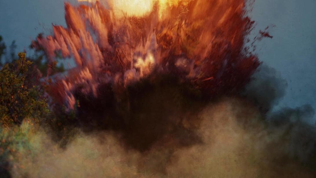 Levantó el pie y las bombas explotaron ante los ojos de Nihan.