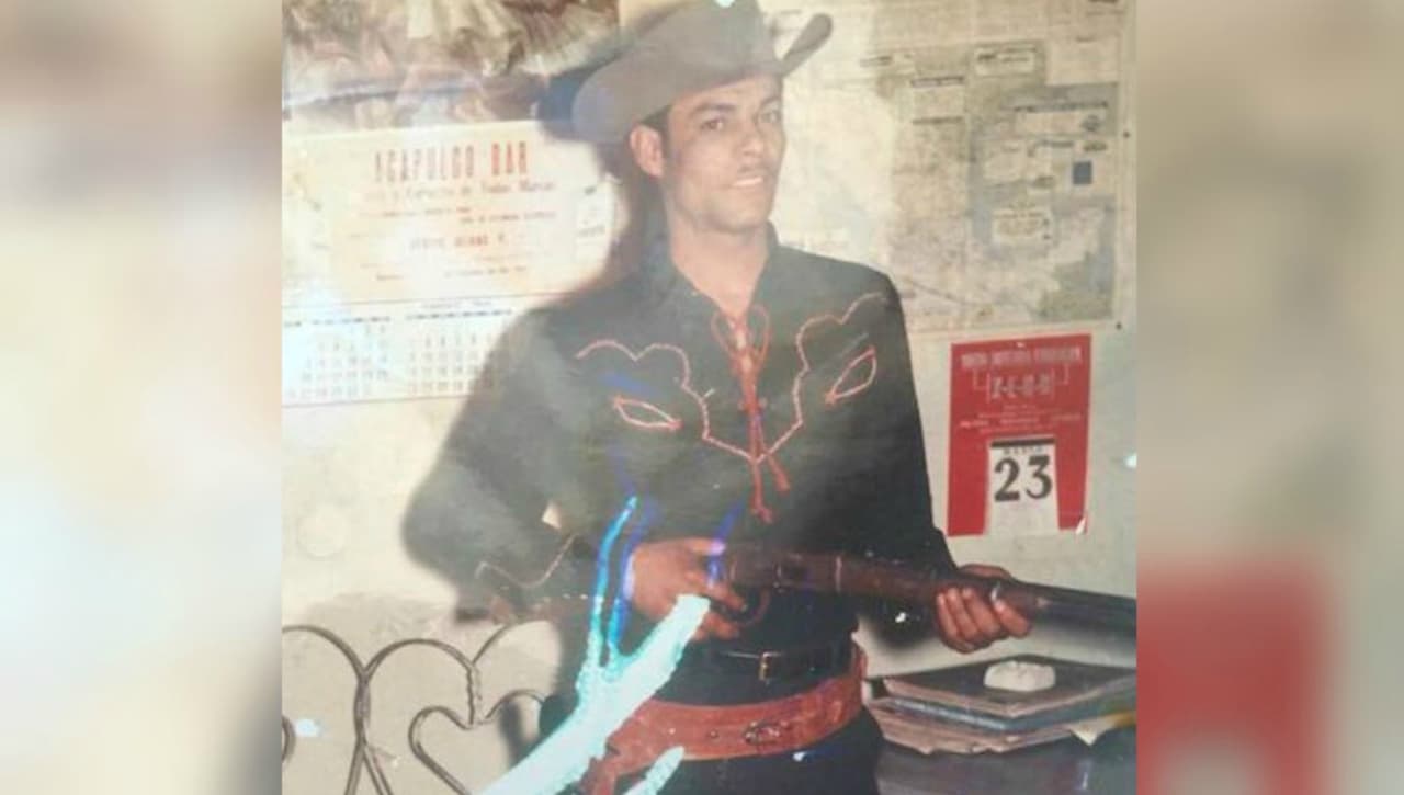 Chiquis Rivera relató que don Juan Méndez se quedó solo en México, durante un tiempo. Y es que
<b><a href="https://www.univision.com/shows/el-gordo-y-la-flaca/la-madre-de-lorenzo-mendez-revela-si-le-gustaria-o-no-que-su-hijo-llegara-al-altar-con-chiquis-rivera-video">la mamá de Lorenzo</a> </b>se molestó porque el hombre consumía demasiado alcohol y decidió dejarlo. Agarró a sus hijos y se trasladó Colorado, donde tiempo después
<b>don Juan los alcanzó ya reformado</b>.