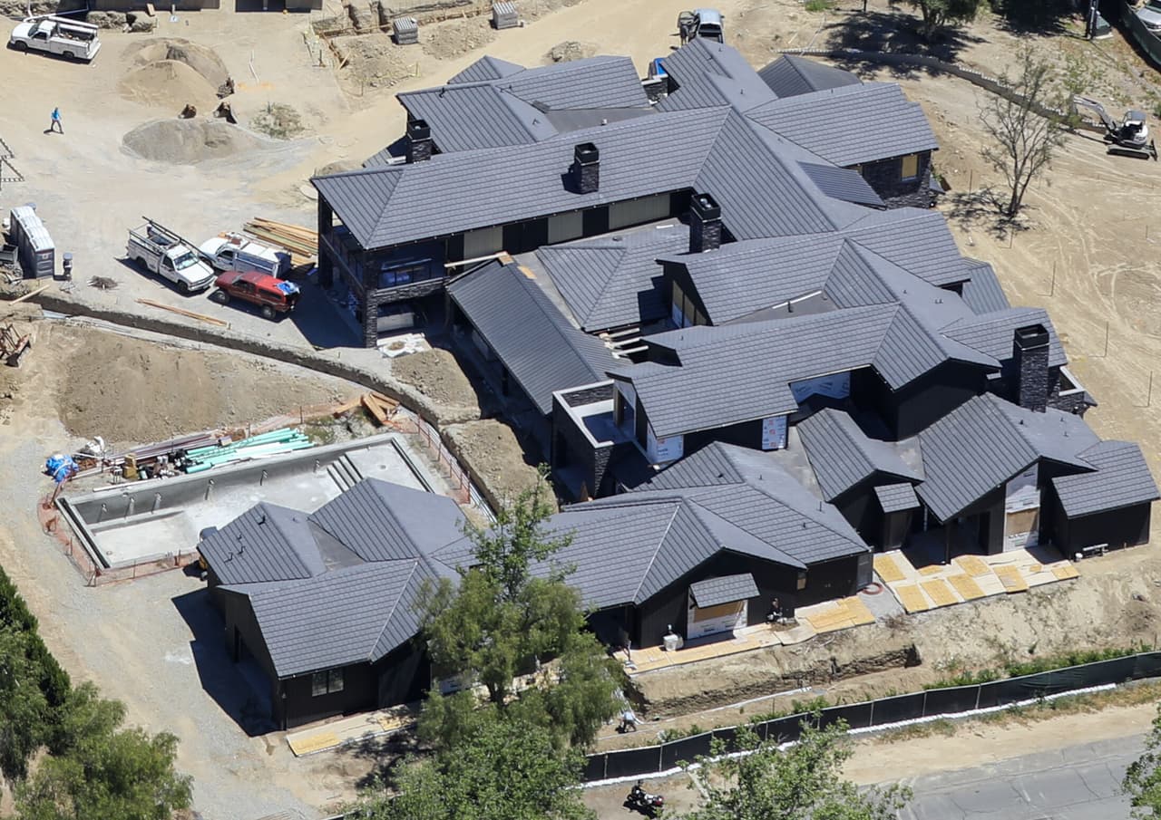 No está claro cuánto pagaron, pero TMZ asegura que por lo menos cada una 
<b><a href="https://www.univision.com/estilo-de-vida/de-200-dolares-a-65-millones-asi-construyo-kris-jenner-el-imperio-kardashian-jenner" target="_blank">desembolsó 10 millones de dólares. </a></b>
<br>