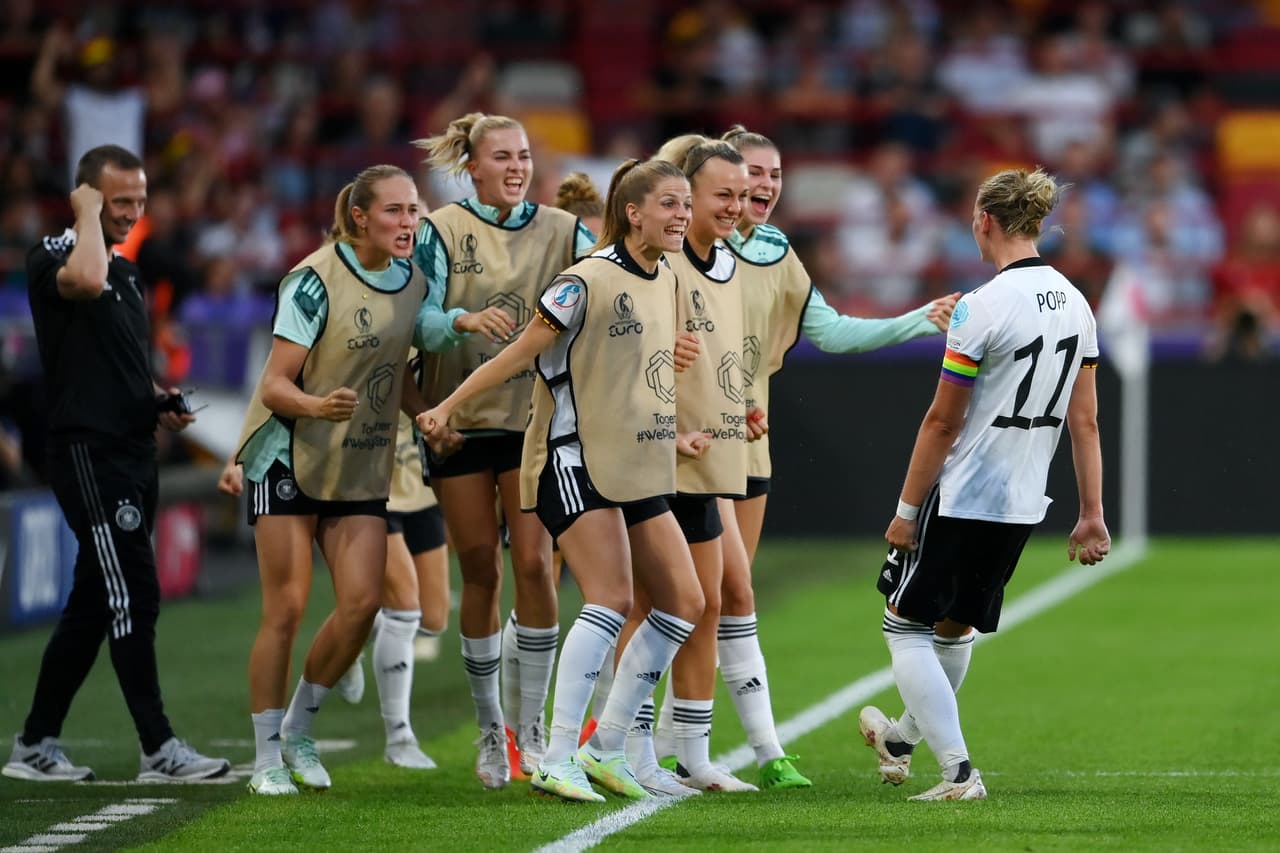 La delantera del Wolfsburgo festejó con sus compañeras de la banca.