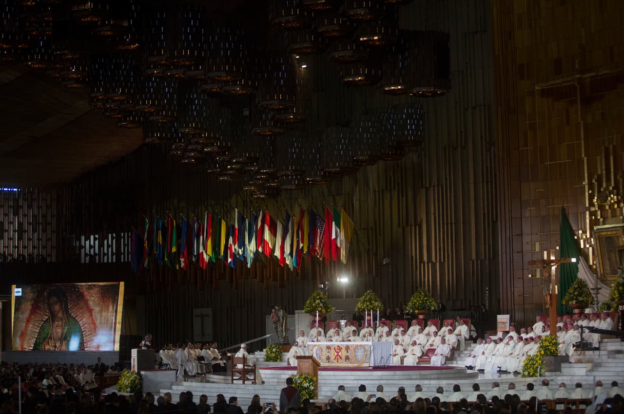 Tras concluir la santa misa, el Papa bendijo una corona para la Virgen.