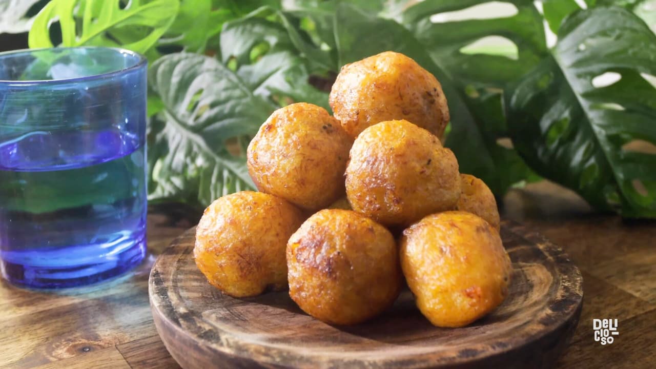 Bolitas de plátano maduro con queso y ate de guayaba