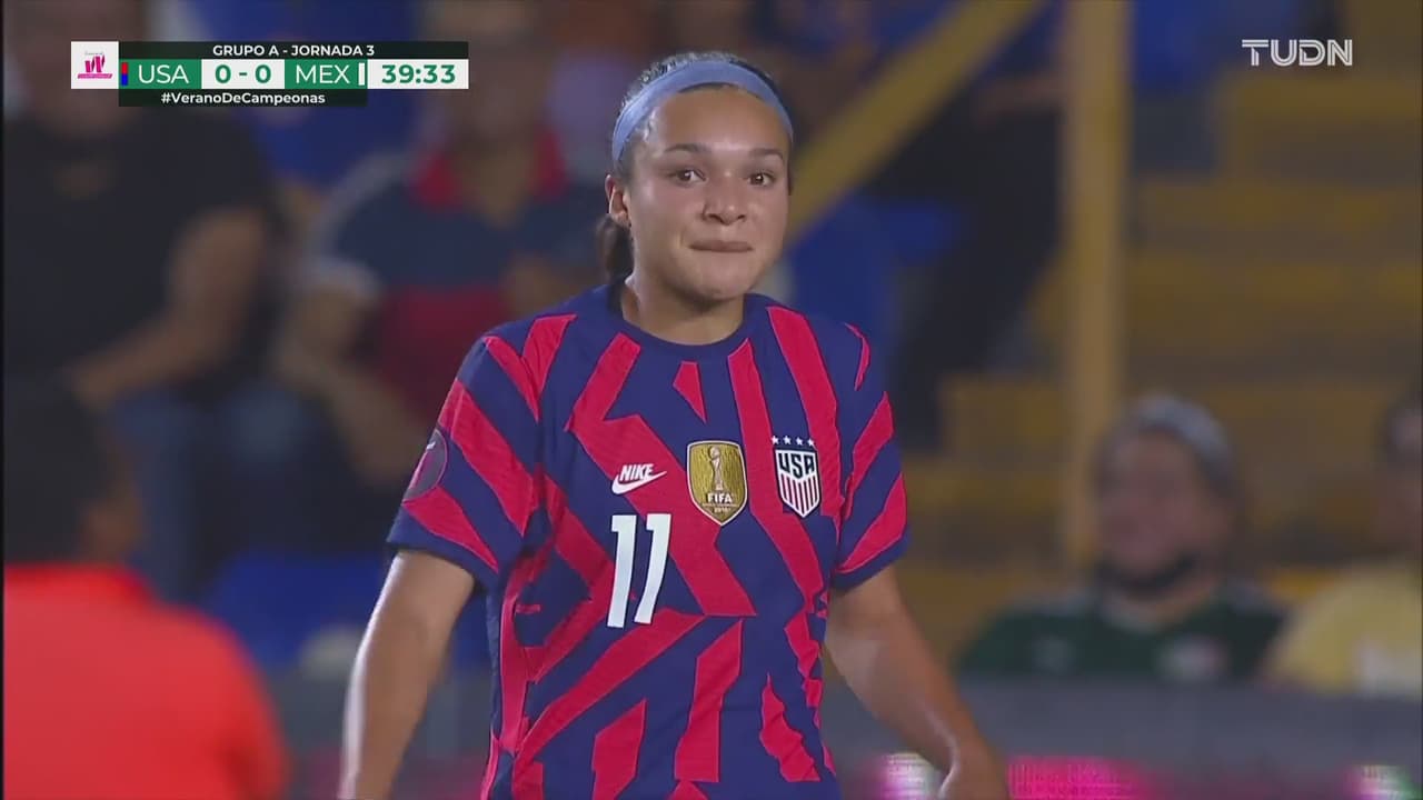 ¡Smith perdona! Sophia baja el balón en el área, pero tira por arriba