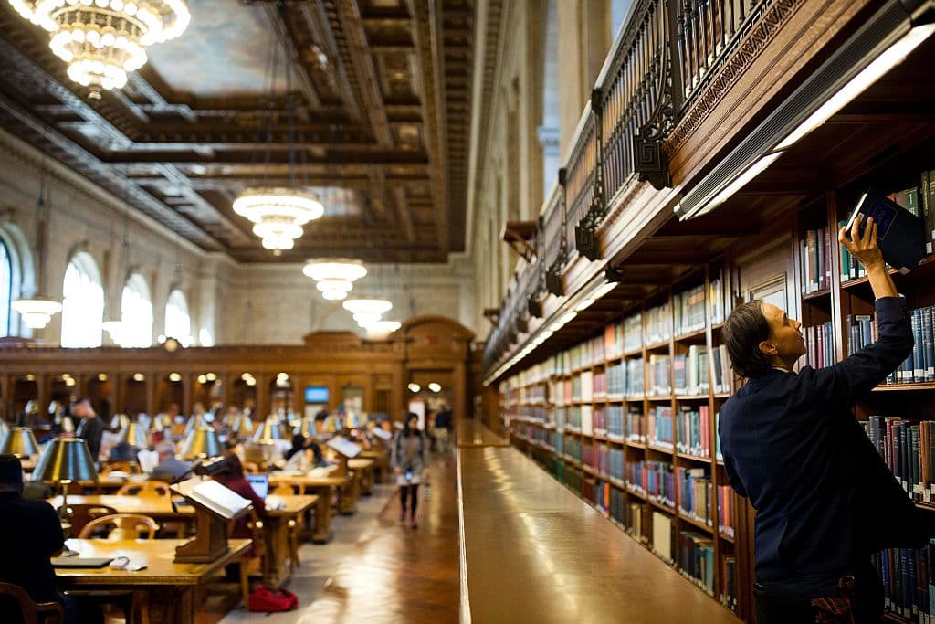 Académicos, estudiantes y público en general van al Rose Main Reading Room de la Biblioteca Pública para encaminar sus investigaciones o procurando silencio para leer.