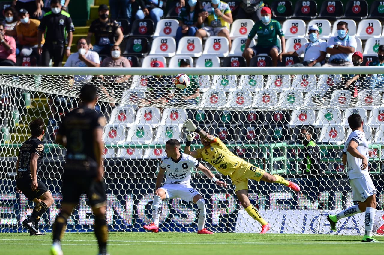 Con dos goles de Ángel Mena desde los once pasos, León consigue vencer 2-1 al Querétaro y toman el cuarto lugar de la tabla de manera momentánea.