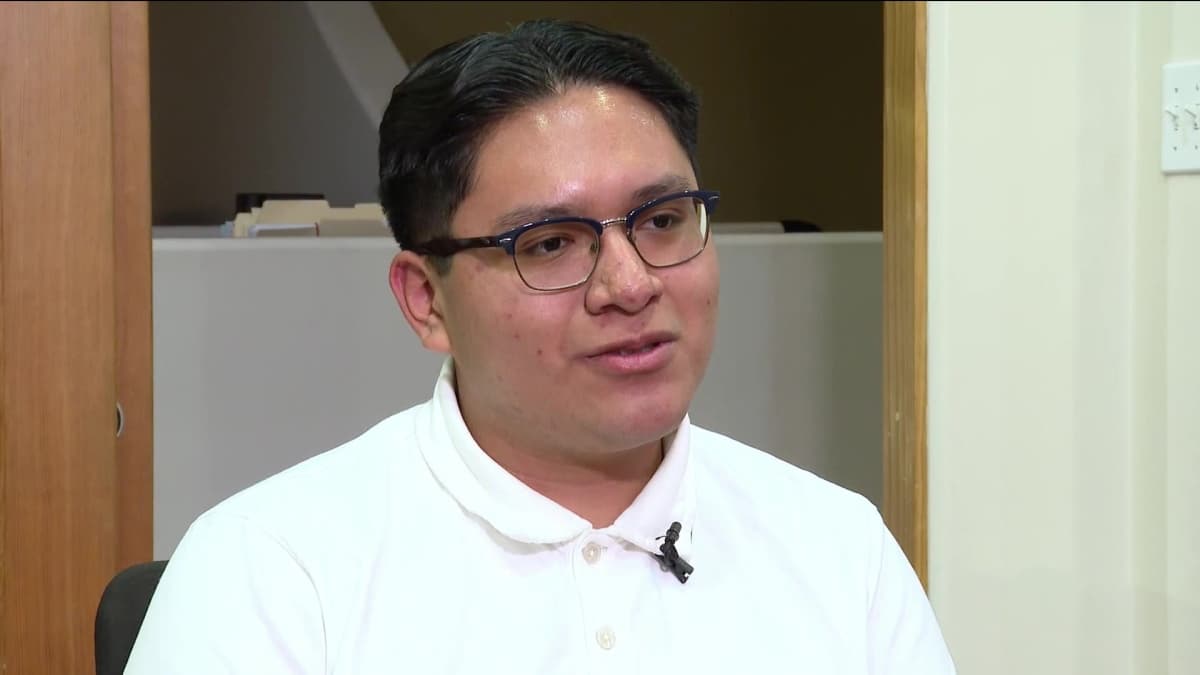 “Tengo el sueño de ser doctor”: el limbo que frena a estudiante en Los Ángeles que no puede probar su ciudadanía