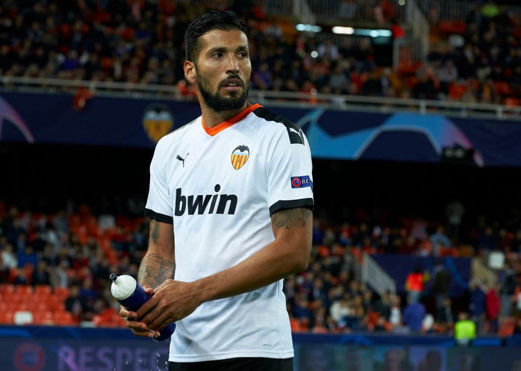 El defensor argentino del Valencia, 
<b>Ezequiel Garay</b> (33), también dio positivo y se mantuvo en aislamiento, incluso de su familia para protegerlos.