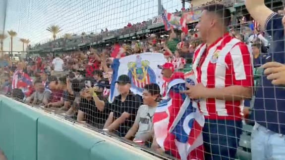 Al medio tiempo, las Chivas ya ganaban el encuentro con gol de Cristian Calderón, El Chicote puso adelante al rebaño desde el minuto 22’ de juego.