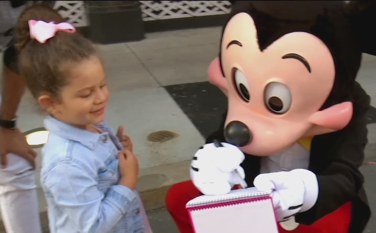 La estrella de Disney también autografió el cuaderno de Anabella, así el recuerdo de esta visita quedará inmortalizado.