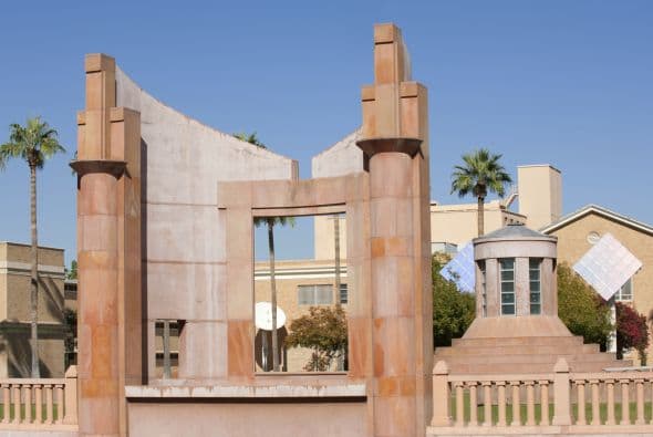 Arizona State University: Campus - Número de Estudiantes: 72,254 - Crímenes violentos: 38 - Violación: 15 - Robo: 11 - Asalto con agravantes: 12 - Delitos contra la propiedad: 1241