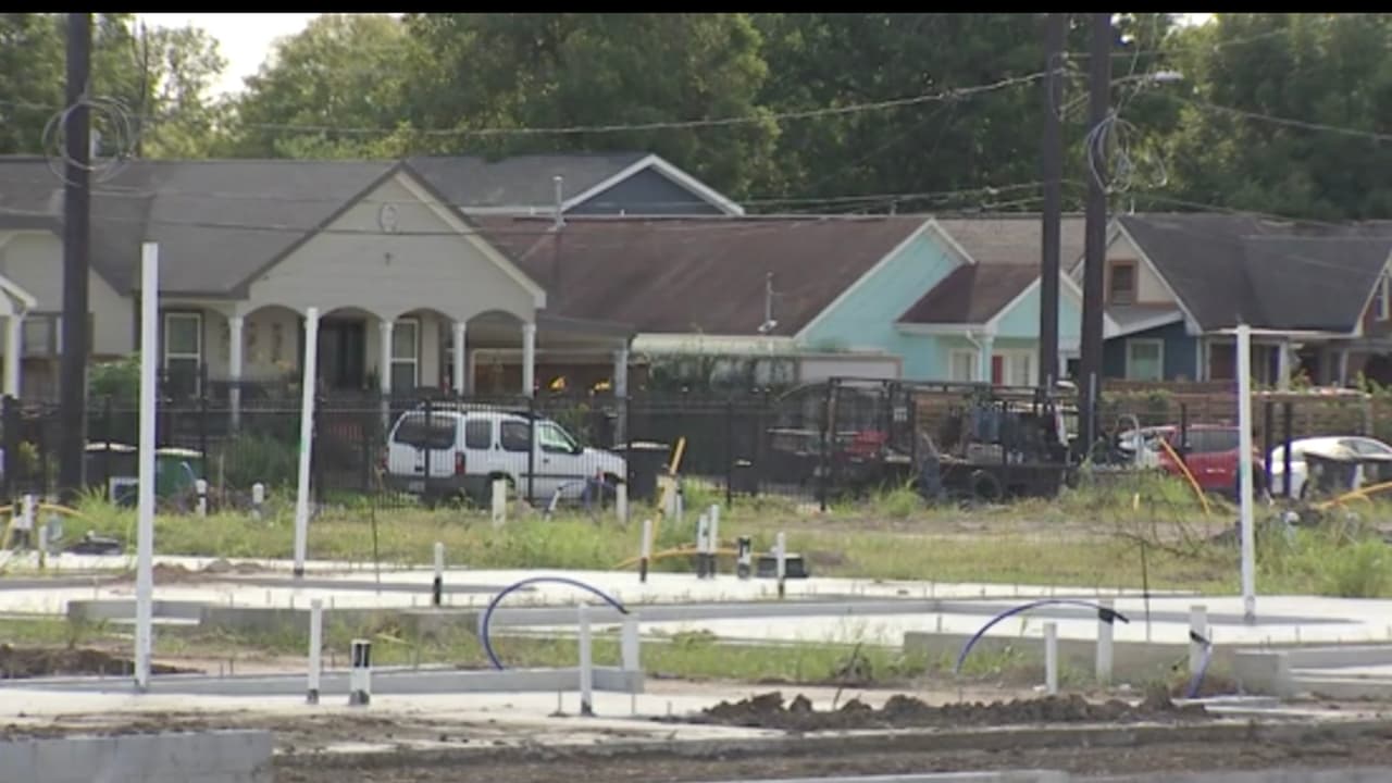 Esto afectaria al tráfico en el área de East End donde ya enfrentan serios 
<a href="https://www.univision.com/local/houston-kxln/tren-bloquea-vias-al-sureste-de-houston-causando-frustracion-entre-los-residentes-video" target="_blank">problemas</a> con el paso de los trenes.
