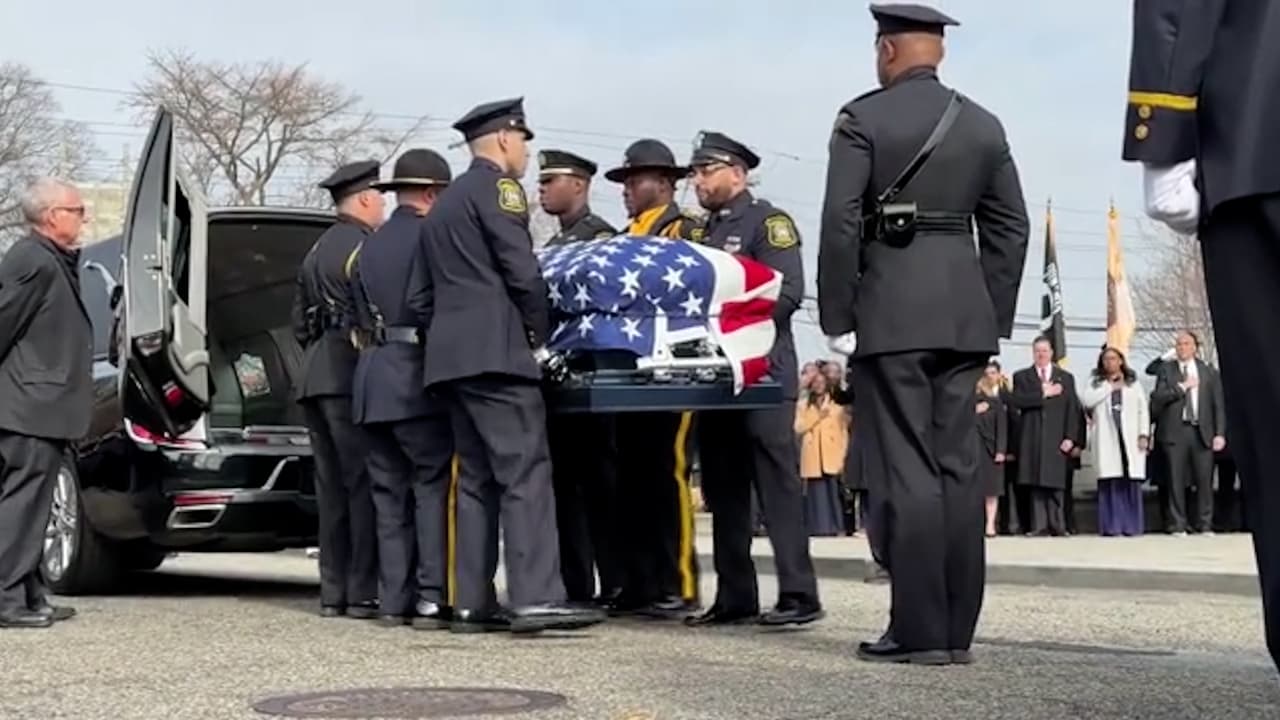 Este 14 de marzo se llevó a cabo el funeral de
<b><a href="https://www.univision.com/local/nueva-york-wxtv/newark-policia-muerto-tiroteo" target="_blank"> Joseph Azcona, el detective de la policía de Newark que fue asesinado</a></b> el viernes pasado por un adolescente.
<br>