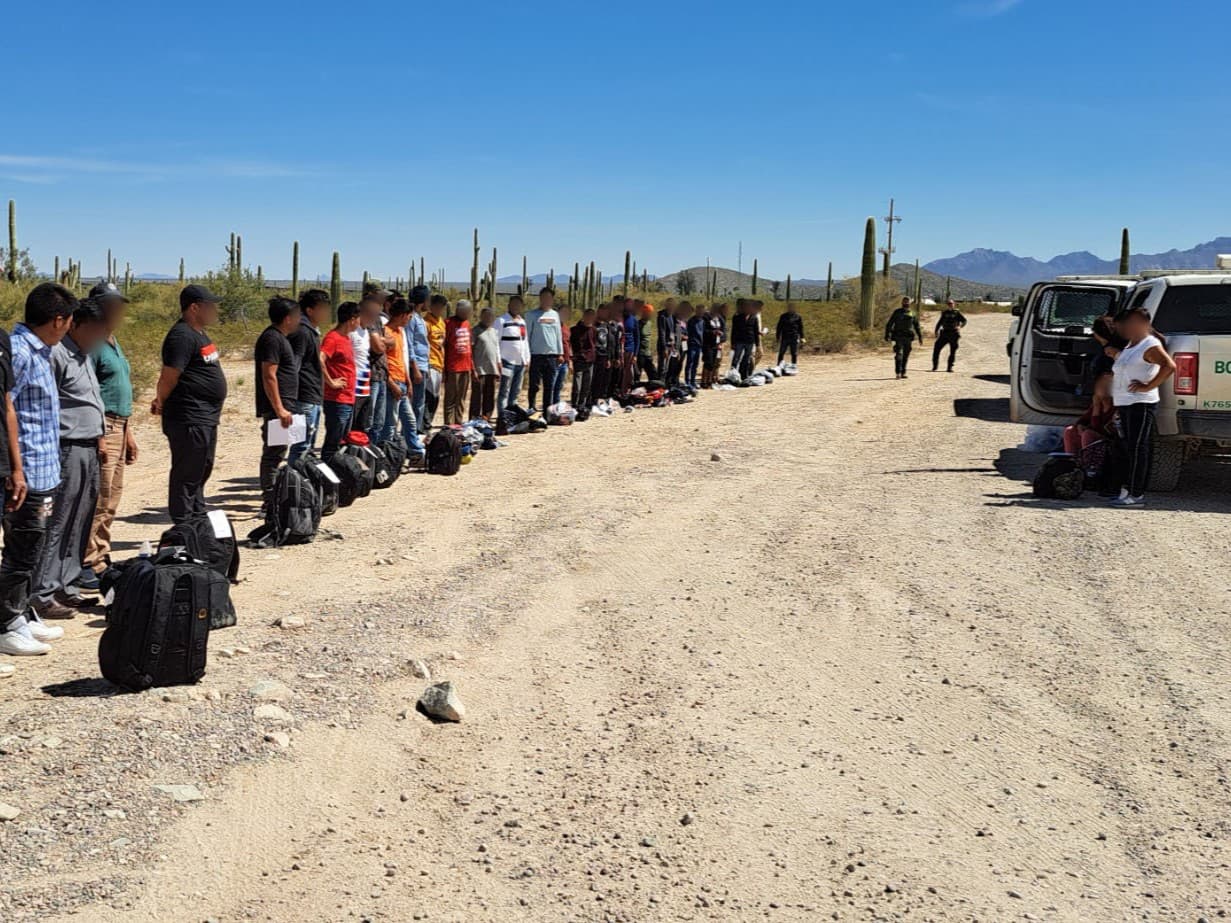 Los traficantes abandonan a hombres, mujeres y niños una vez que cruzan la frontera, dejándolos sin comida ni agua, tuiteó la Patrulla Fronteriza.