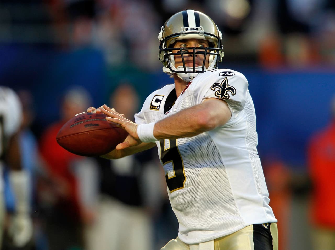 5. Drew Brees llegó a la NFL egresado de Purdue, elegido en la Segunda Ronda del Draft en 2001 por los San Diego Chargers. En 2006 fue cambiado a los New Orleans Saints y no tardó mucho en imponer su estilo como pasador. En total lleva 15 temporadas en la NFL, muy cerca de las 58 mil yardas por pase. Su máximo triunfo fue en el Super Bowl XLIV.