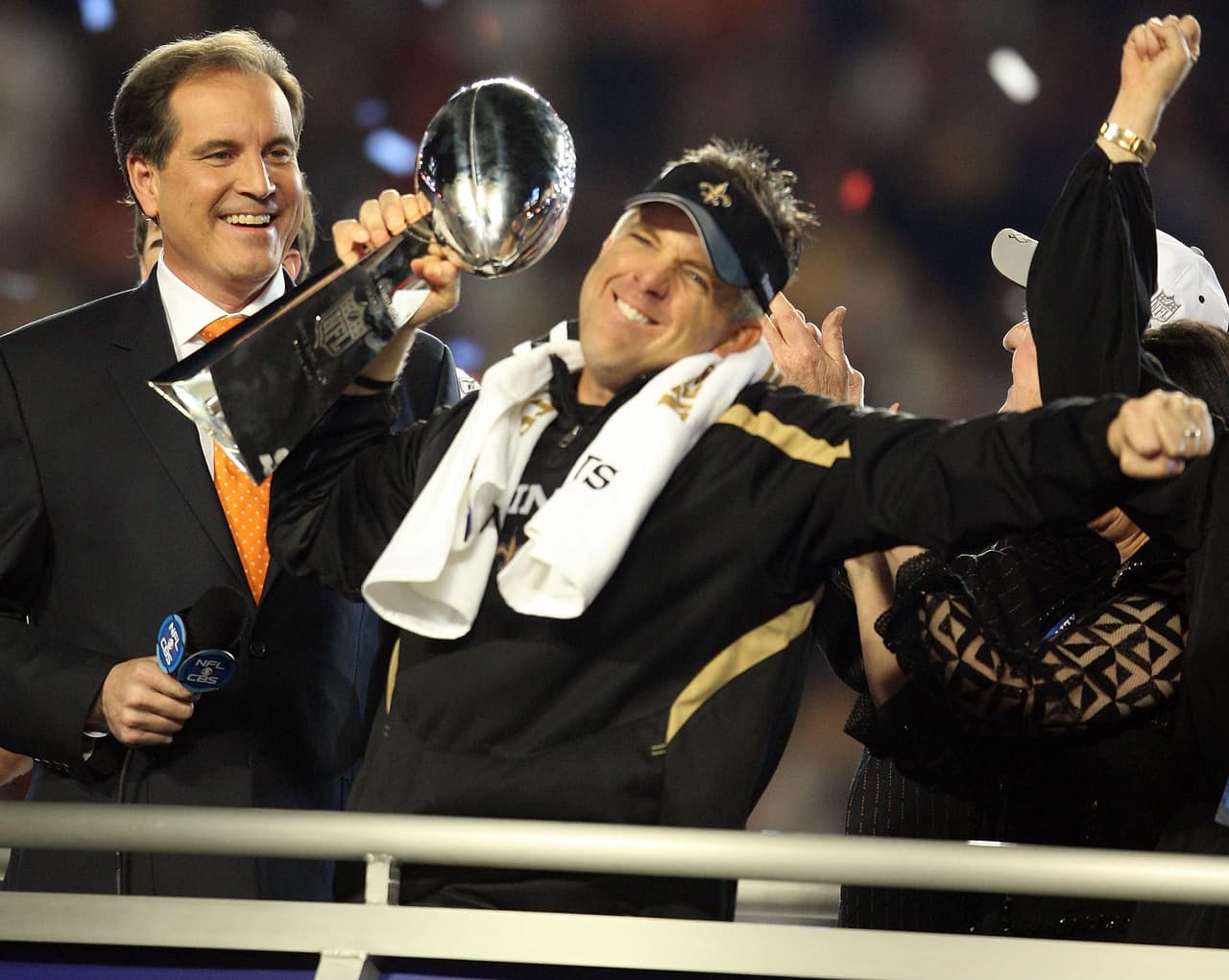 7. El coach Sean Payton de los New Orleans Saints festejaba la máxima victoria en su carrera. Sin embargo, el futuro le tenía una desagradable sorpresa cuando se comprobó que durante esa temporada algunos jugadores de los Saints recibieron órdenes de lesionar intencionalmente a sus rivales. Por este caso, Payton fue suspendido un año.