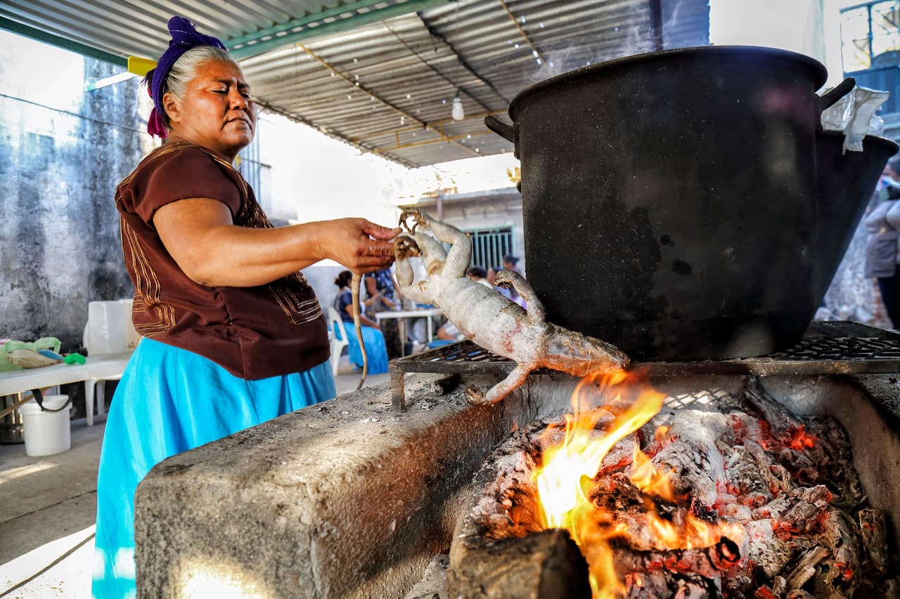 Rosalba Quintana, residente de Juchitán, prepara la carne de iguana para los tamales en un cocina de leña. En esta época del año las iguanas están en etapa de desove por lo que el consumo afecta menos a la especie.